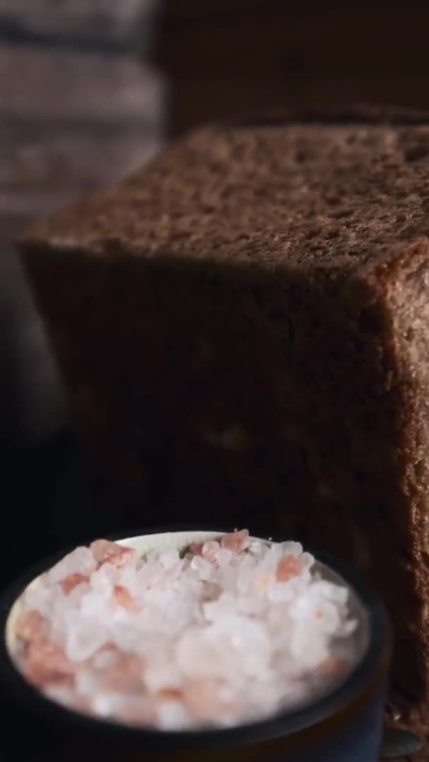 Kamerabewegung Tisch Mit Frisch Gebackenem Roggen Vollkorn Sauerteigbrot Mit Samen — Stockvideo