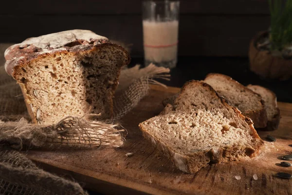 Fresh Homemade Leavened Bread Sun Partially Sliced Bread Located Wooden — Stock Photo, Image