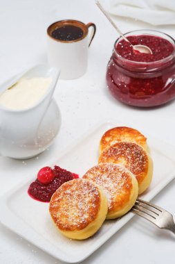 Süzme peynirli krep ya da süzme peynirli krep, üzerine pudra şekeri serpiştirilmiş yaban mersini reçeli ve ekşi kremalı bir tabak. Geleneksel bir Doğu Avrupa yemeği. Yakın çekim, seçici odaklanma