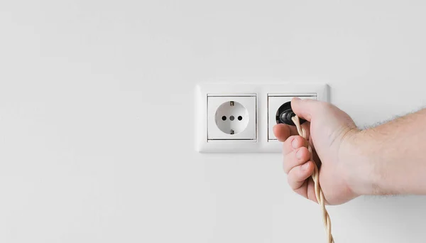 Männliche Hand Steckt Einen Alten Stecker Eine Europäische Steckdose Die — Stockfoto