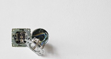 Nötr açık gri alçılı bir duvara elektrik prizleri kurmak ya da monte etmek. Avrupa elektrik prizi fotokopi alanı ile kapanıyor. Bir evde ya da ofiste elektrik tamiri