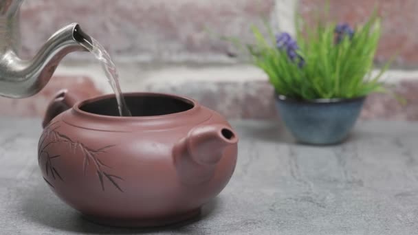 Thee Zetten Kokend Water Wordt Gegoten Een Klei Theepot Gelegen — Stockvideo