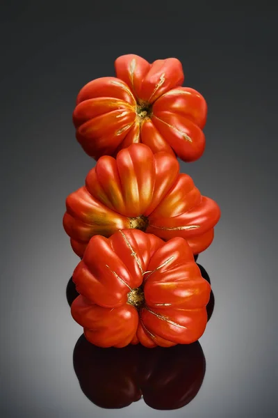 Ζουμερές Κόκκινες Ντομάτες Της Ποικιλίας Lorraine Ραβδωτή Δομή Από Κοντά — Φωτογραφία Αρχείου
