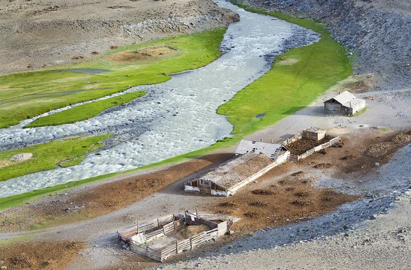 Ferme dans les montagnes — Photo