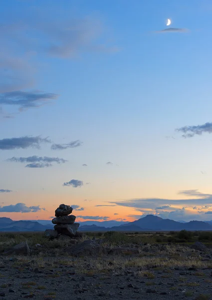 Mongolian landscape with cairn, mountains and steppe — Stock Photo, Image