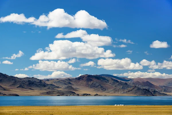 Paisaje tibetano con yurtas — Foto de Stock