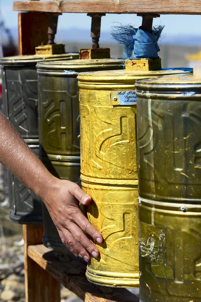 Mujer gira rueda de oración —  Fotos de Stock