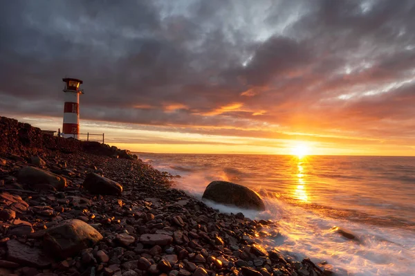 Paisagem Dramática Com Farol Uma Praia Mar Branco Hora Pôr Imagens Royalty-Free