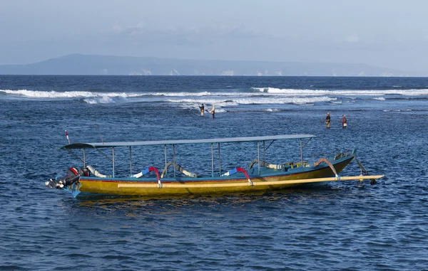 Bali balıkçı sabah'ın erken yakalamak için sahile gittim. — Stok fotoğraf