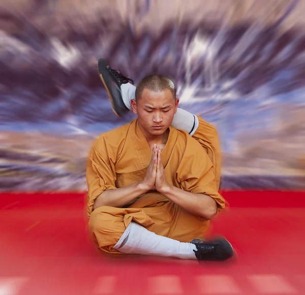 Shaolin monks does no-charge street show to promote chinese martial arts. — Stock Photo, Image