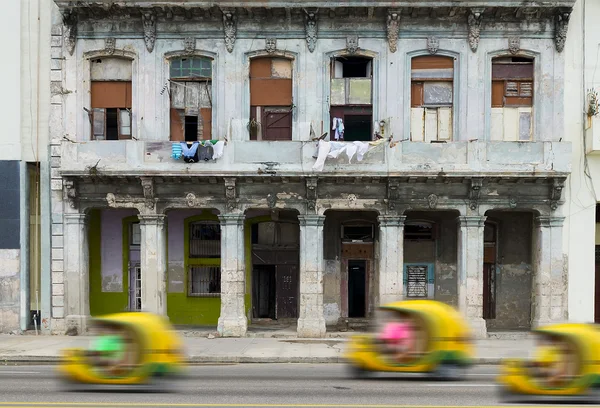 Divertido moto taxi en una calle de La Habana — Foto de Stock