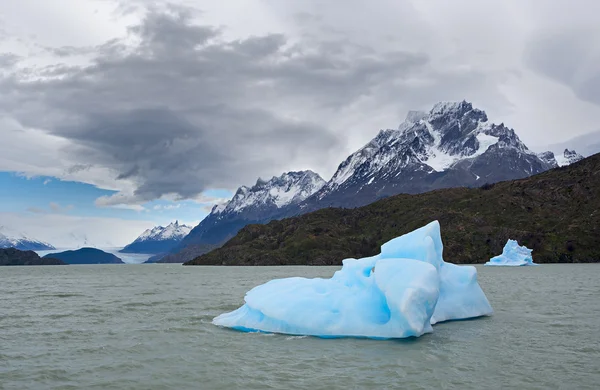 Shatter van blauwe ijsberg — Stockfoto