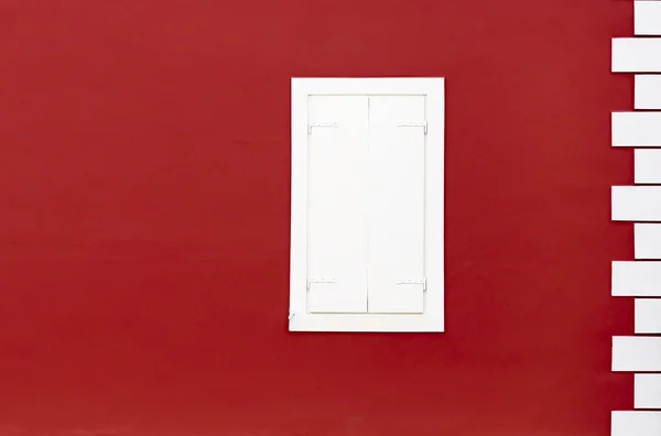 Pared roja y ventana blanca —  Fotos de Stock