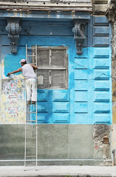 Obrero de la construcción renueva fachada del antiguo edificio colonial en La Habana Vieja, Cuba — Foto de Stock