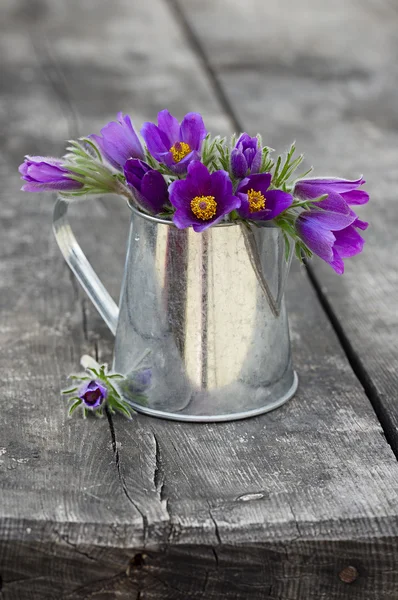 Flores en una jarra — Foto de Stock