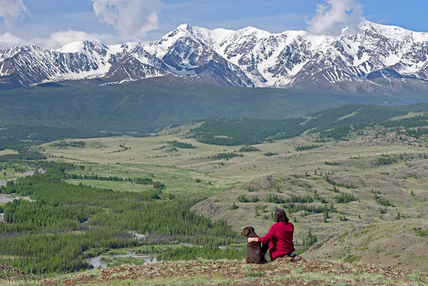 Silueta de viajero con perro en las montañas Altai — Foto de Stock