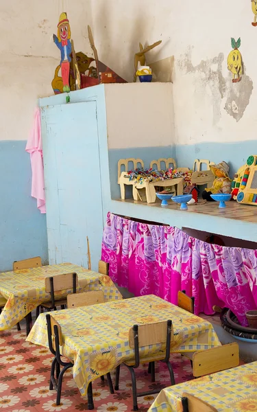 Interior de un pequeño jardín de infancia, Cuba, Trinidad —  Fotos de Stock