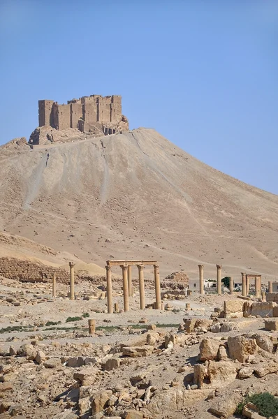 Castelo de Fakhr-al-Din al-Maani, acima das ruínas de Palmira, Síria — Fotografia de Stock