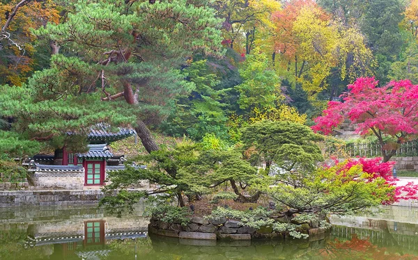 Buyeongji lagoa no parque Huwon, Jardim Secreto, Changdeokgung palácio, Seul — Fotografia de Stock