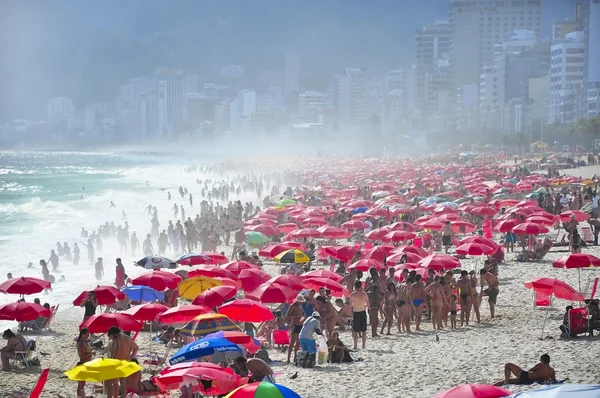 Spiaggia affollata di Ipanema — Foto Stock