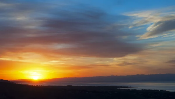 Atardecer nebuloso sobre el lago Issyk Kul — Foto de Stock