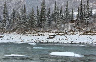 Nehri altında kar, Altay Dağları