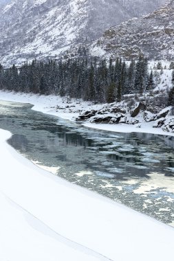 Nehri altında kar, Altay Dağları