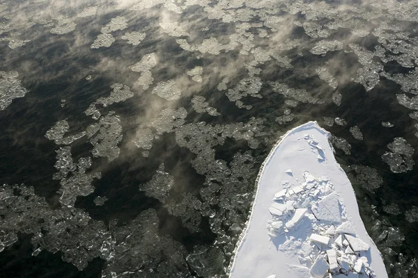 Fiume con ghiaccio, inverno, Altai — Foto Stock