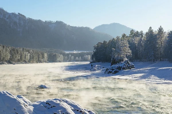 Fluss unter Schnee, Altai-Berge — Stockfoto