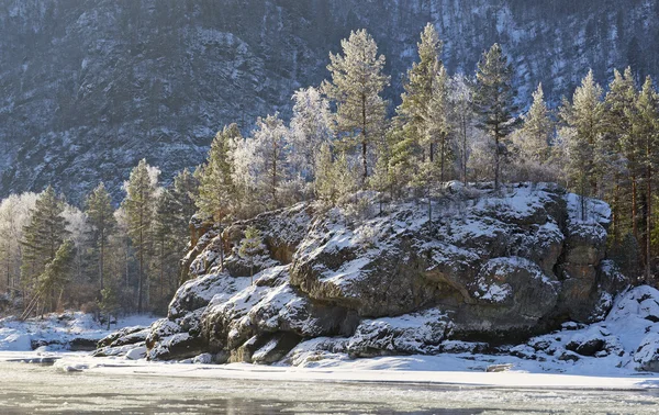 Річка під снігом гори Алтай — стокове фото