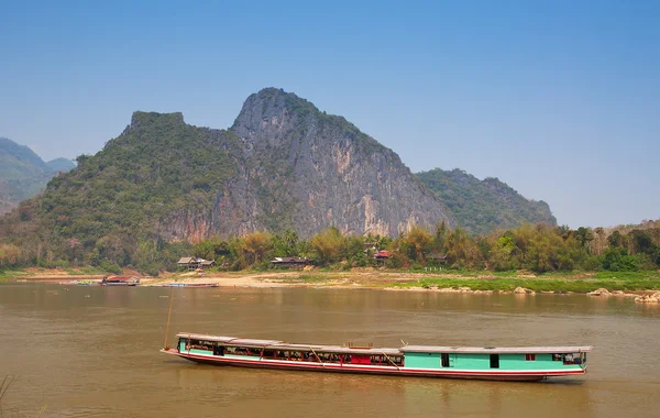 Longboat on a Mekong river — Stock Photo, Image