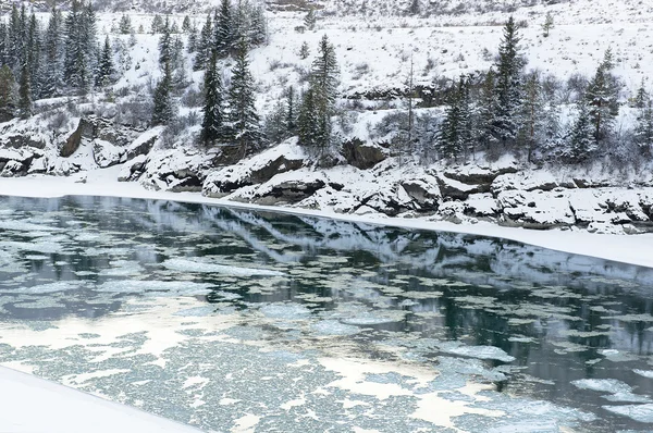 Річка під снігом — стокове фото
