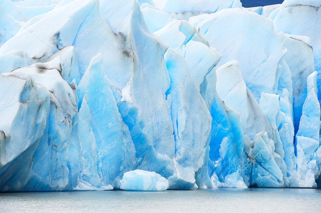 талый лед. If you freeze water. It becomes ice. таяние льда. ледяной шар.