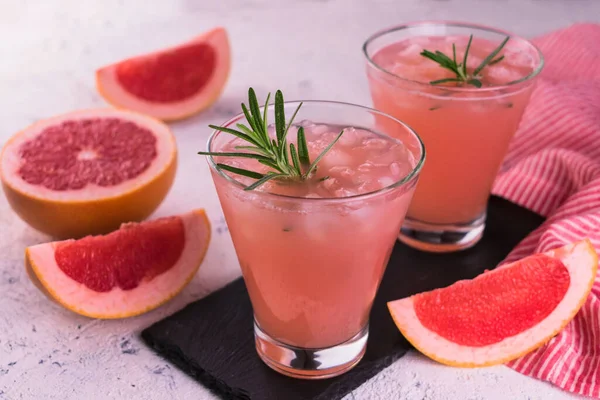 Cocktail Mit Grapefruitsaft Und Rosmarin Auf Weißem Hintergrund Nahaufnahme — Stockfoto