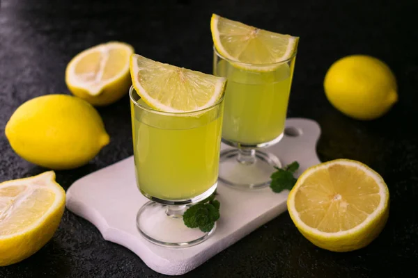 Bebida Italiana Limoncello Montón Limones Sobre Fondo Negro — Foto de Stock