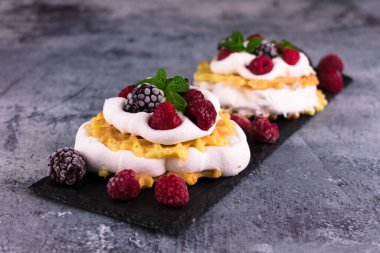 Siyah tahtada yumuşak kremalı ve dutlu waffle..