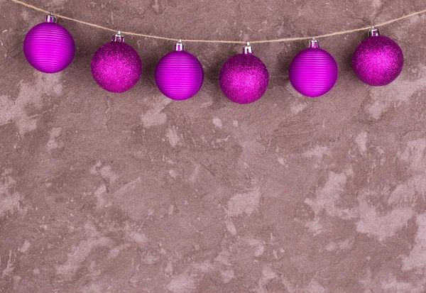 Roze Kerstballen Hangen Aan Een Draad Een Grijze Achtergrond Kopieerruimte — Stockfoto