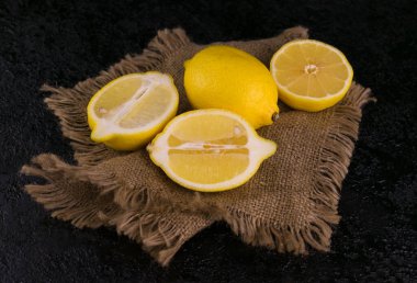 Limonlar siyah arka planda kesilmiş. Üst görünüm.