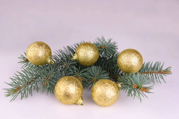 Dennentak Met Gouden Ballen Een Witte Achtergrond Kerst Achtergrond Kopiëren — Stockfoto