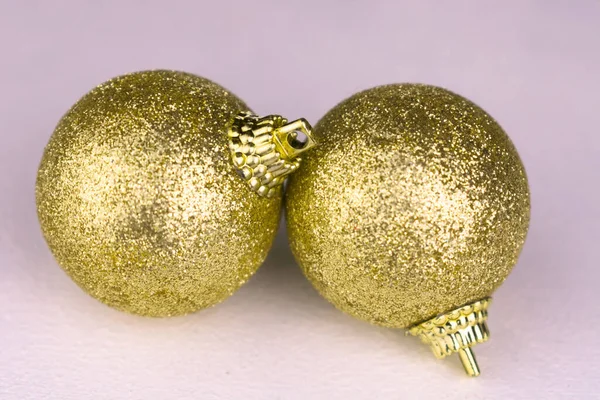 Twee Gouden Kerstballen Een Witte Achtergrond Close — Stockfoto