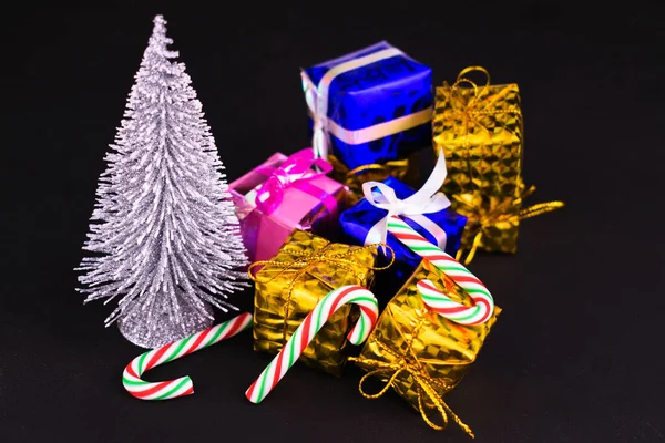 Kleine Decoratieve Kerstboom Vele Geschenken Een Zwarte Achtergrond — Stockfoto