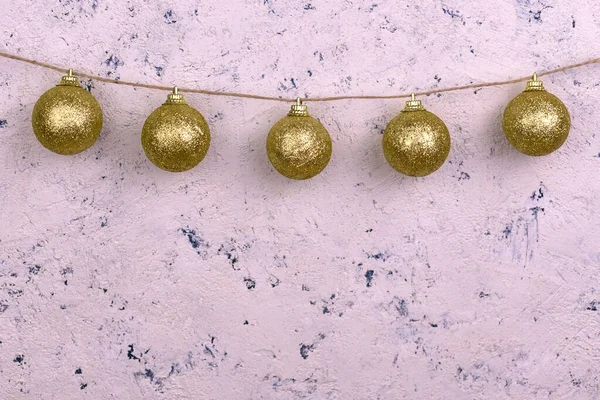 Slinger Van Gouden Kerstballen Een Witte Muur Achtergrond — Stockfoto