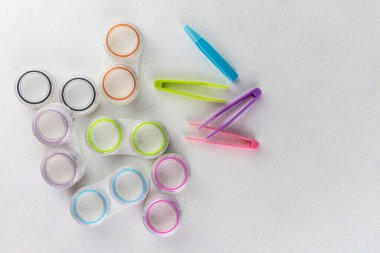 Beyaz arka planda kontak lensler için bir sürü konteynır var. Üst Manzara. Boşluğu kopyala.