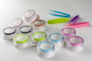 Beyaz arka planda kontak lensler için birçok konteynır var. Yakın plan..