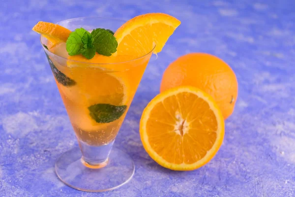 Ein Glas Erfrischender Orangefarbener Cocktail Mit Minze Und Eis Auf — Stockfoto