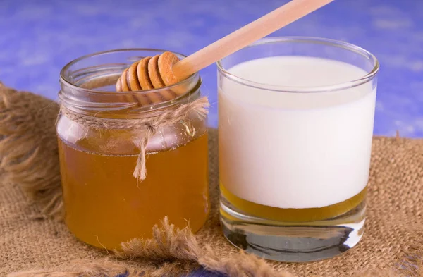 Glas Milch Mit Honig Auf Blauem Hintergrund Nahaufnahme — Stockfoto