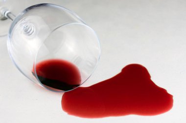 Masaya bir bardak şarap döküldü. Yakın plan.