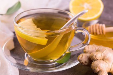  Zencefil, bal ve limonlu bir fincan sağlıklı çay. Yakın plan..