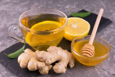  Zencefilli çay, bal ve limon. Soğuk algınlığı tedavisi için sağlıklı gıdalar.