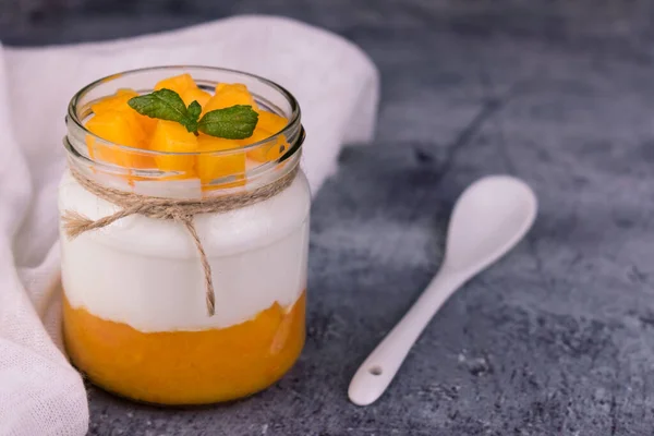 Vaso Yogurt Greco Limitato Con Purea Mango Primo Piano — Foto Stock